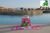 FREDS FSAR - Ręcznik plażowy hibiskus z weluru 70 x 140 cm - różowy 